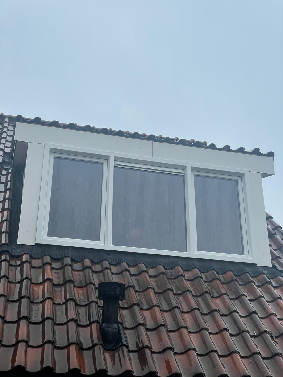 Geplaatste dakkapel met kunststof kozijnen